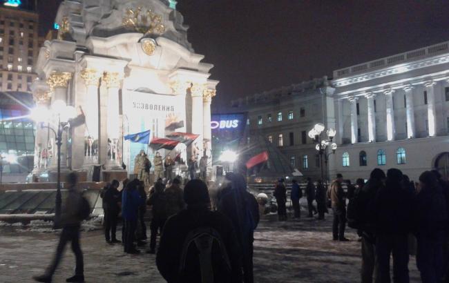 На Майдане Незалежности возле стелы собираются активисты