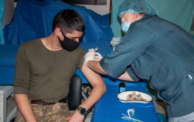 Вакцинація в ООС: менше 20% військових погодилися на щеплення