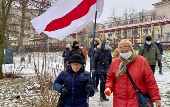 Жители Минска собираются на акции солидарности, силовики стягивают спецтехнику