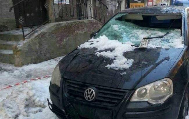 В центре Киева глыба льда проломила припаркованные машины