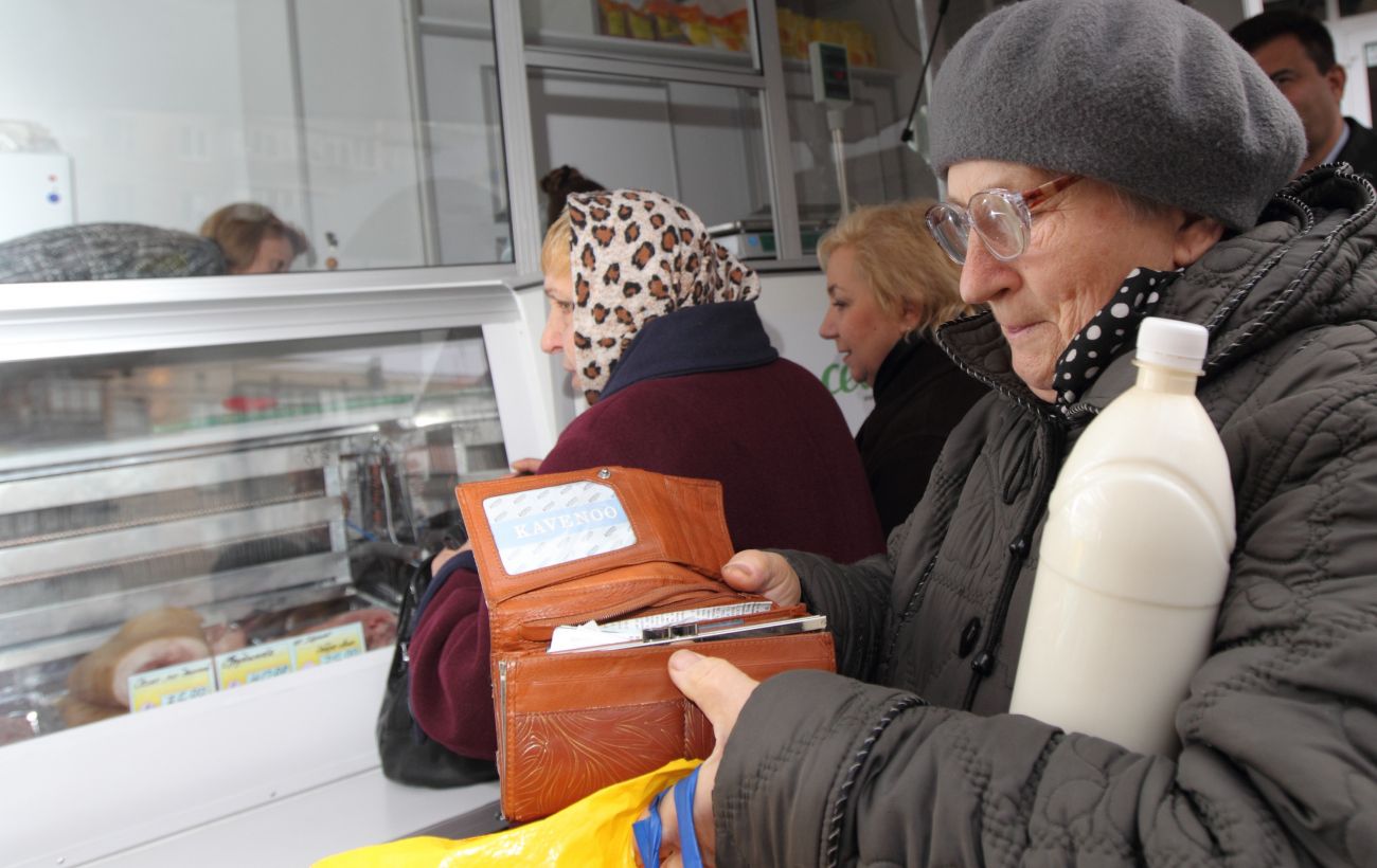 Повышение пенсии последние новости на сегодня. Пенсионерка в пенсионном фонде. Пенсия фото. Бедные пенсионеры в магазине. Пенсия растет.