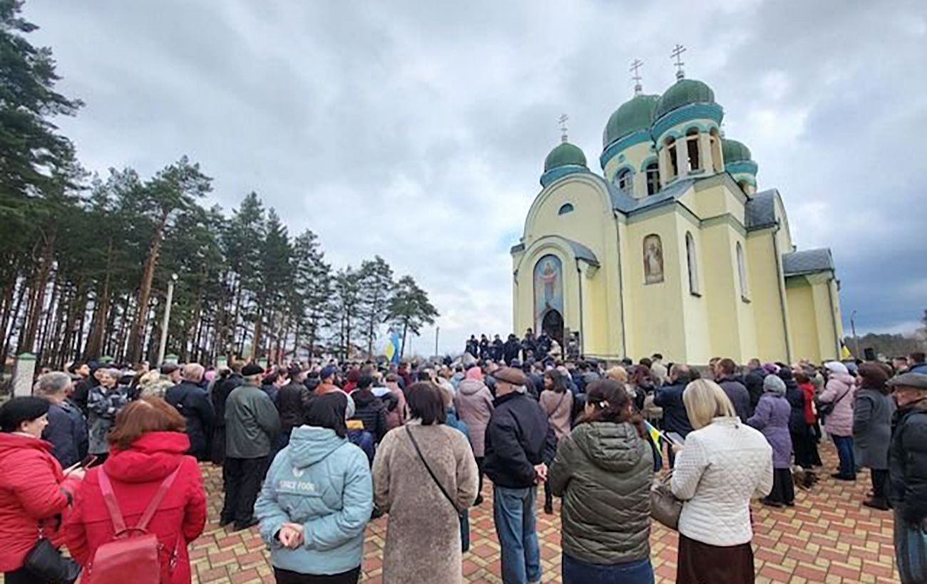 В Житомирской области московский поп под церковью ударил 12-летнего ребенка  по голове: видео. Читайте на UKR.NET