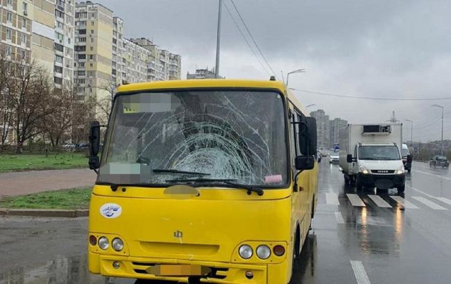 В Киеве водитель маршрутки насмерть сбил женщину возле пешеходного перехода