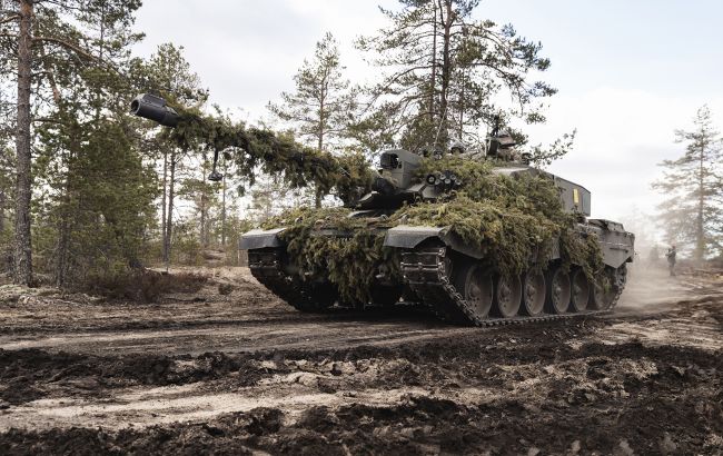 Воїни-ремонтники ЗСУ навчаються обслуговувати танки Challenger 2 у Британії