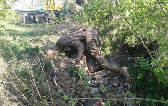 Украденный памятник Марку Бернесу нашли в яме под Черниговом