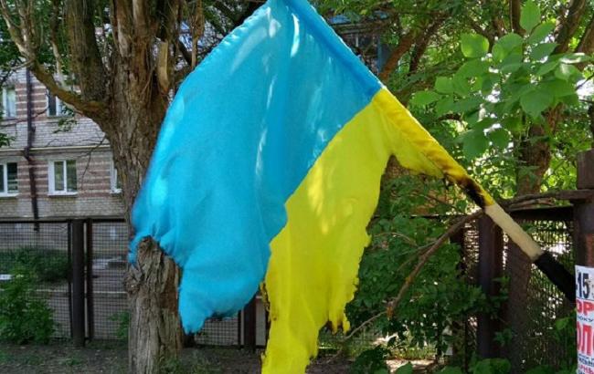 У Бердянську вандали зірвали і підпалили прапор України