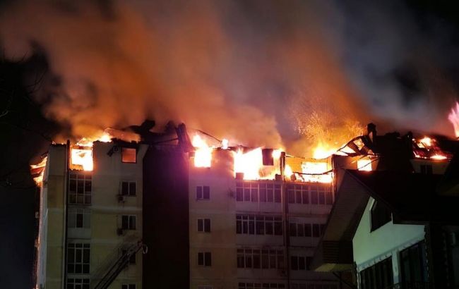 В Анапі палає багатоповерхівка, росіяни не можуть її загасить