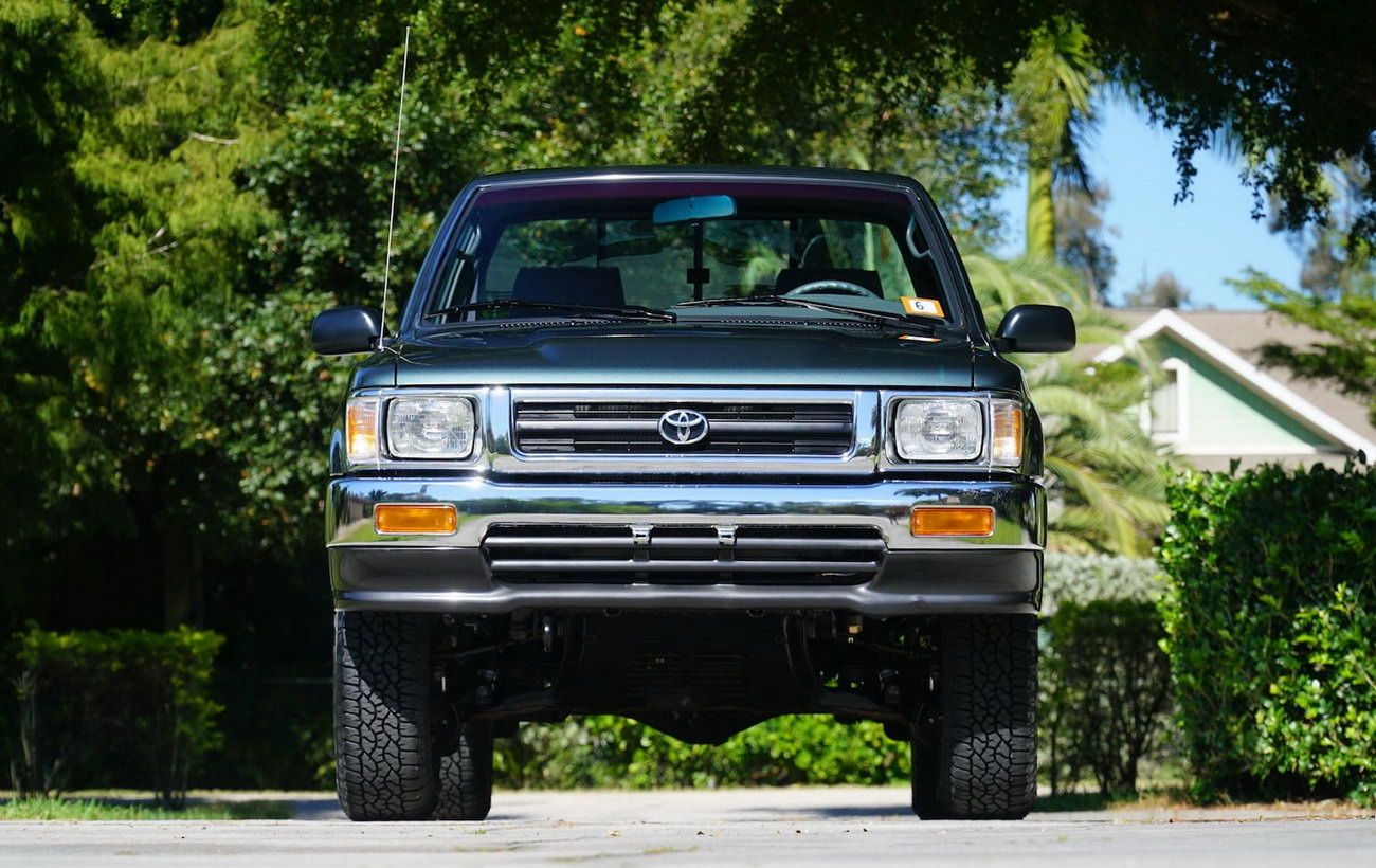 Пикап Toyota Hilux 1993 года с пробегом всего 150 км выставлен на аукцион |  РБК-Україна