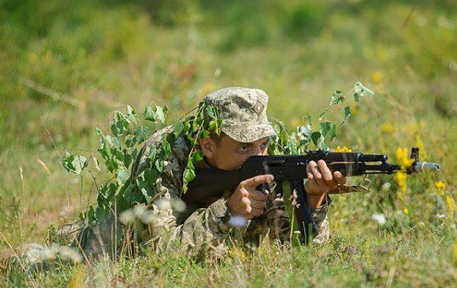 В зоне АТО в течение дня ранены трое украинских военных, - штаб