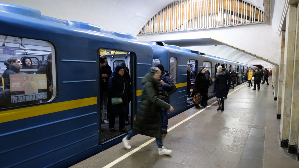 Подглядывает в метро