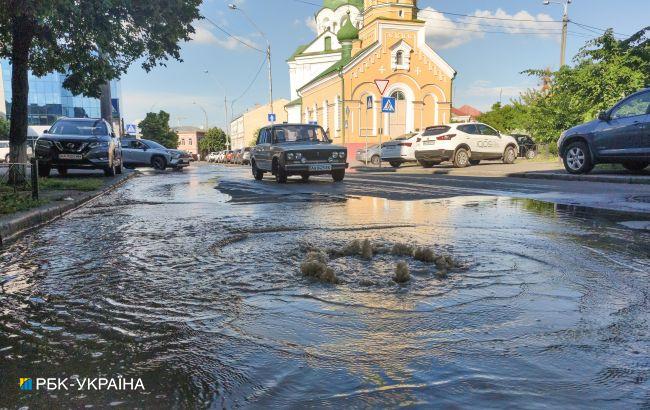 В Киеве произошла авария на трубопроводе: провалился автомобиль (фото, видео)