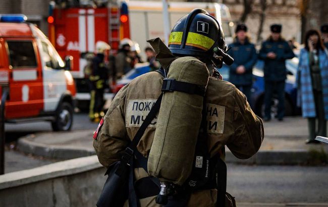 У Москві спалахнула потужна пожежа: її гасять чотири гелікоптери та корабель (відео)