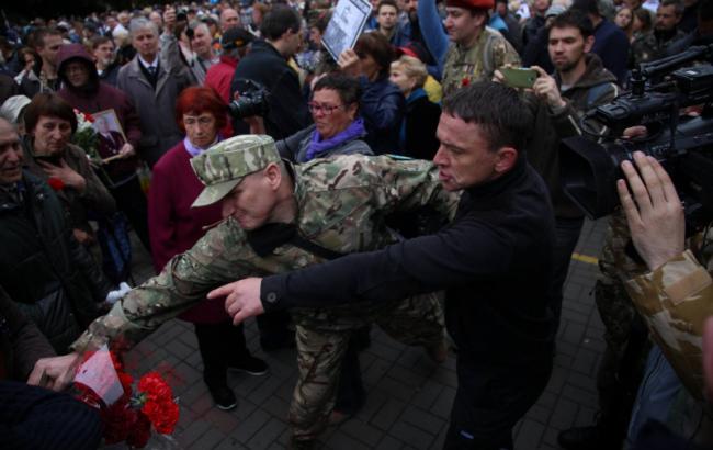 Полиция опубликовала видео потасовок и задержаний в Киеве 9 мая