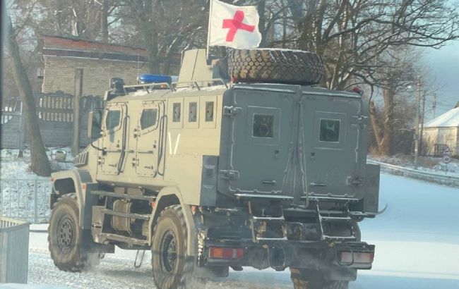 Російський пропагандист злив переміщення техніки окупантів під прапором Червоного хреста