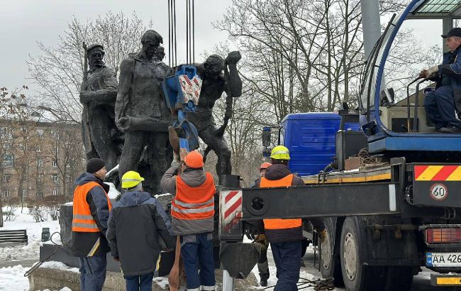 В Киеве демонтировали советский памятник "Таращанец"