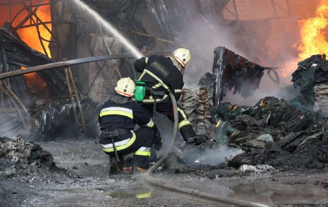 В Харькове масштабный пожар: дым виден из разных частей города (фото, видео)