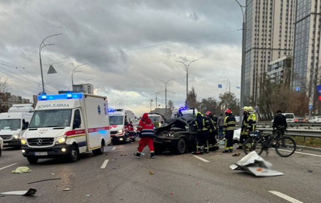 У Києві на Теремках автобус протаранив кілька авто і вилетів на тротуар, є жертви