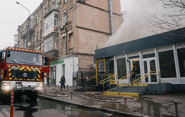 На Подоле в Киеве пожар с сильным задымлением (видео)