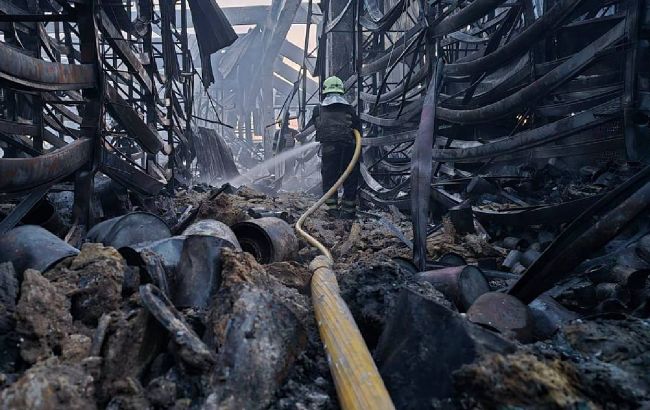 У Харкові через 16 годин після атаки загасили пожежу в "Епіцентрі" (фото)