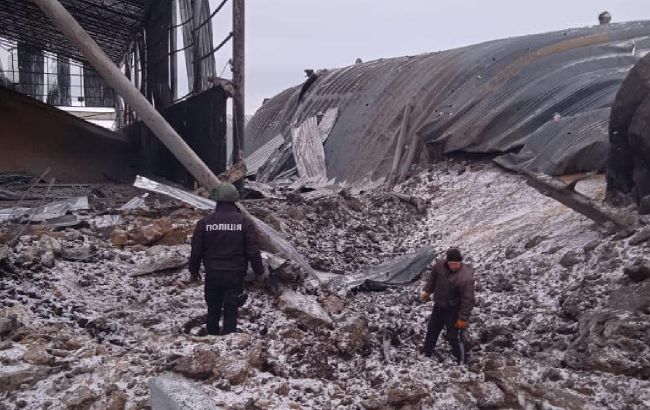 Окупанти скинули авіабомби на зерносховища у Вовчанську (фото)