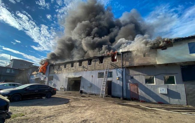 В Киеве горела СТО. Спасатели показали фото ликвидации пожара