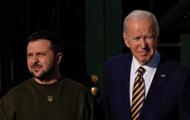 Байден извинился перед Зеленским за задержку с поставками Украине оружия