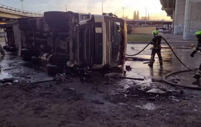 У Києві вантажівка протаранила паркан та злетіла з мосту (фото)