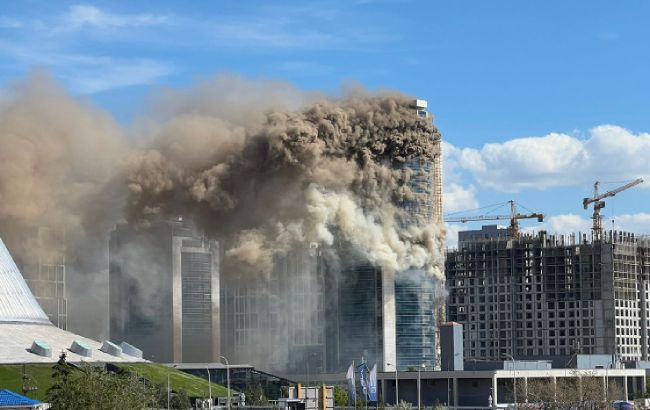В столице Казахстана загорелся 26-этажный дом: видео масштабного пожара