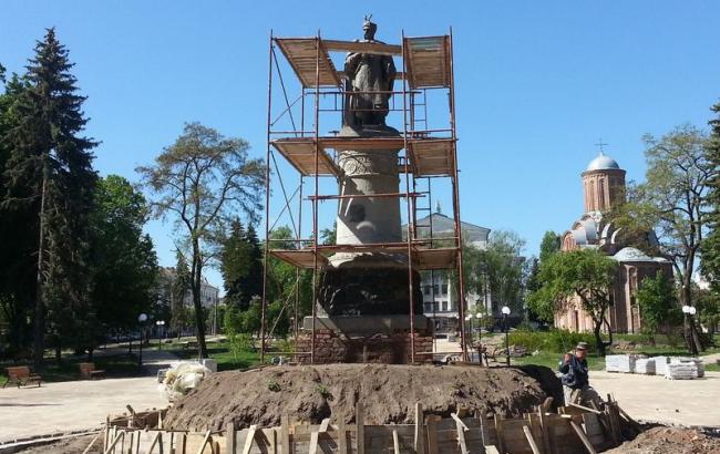 Памятник Хмельницкому в Чернигове развернут спиной к Москве