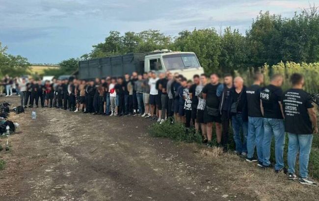 Операція "Рукавичка". ДПСУ затримала "КАМАЗ" з півсотнею ухилянтів