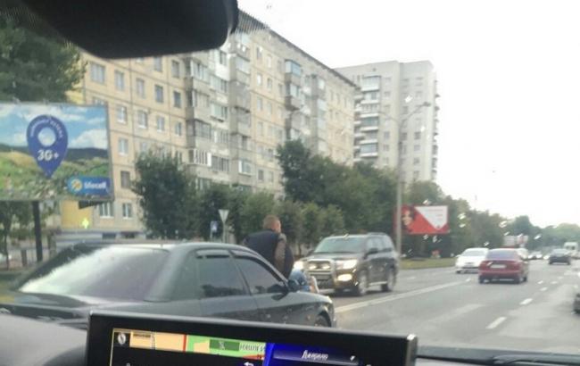 Тернопольчанин прокатился по капоте авто по улицам города