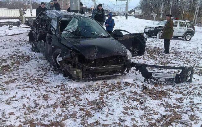 ДТП на железнодорожном переезде в Киевской области: 1 человек погиб, 3 ранены