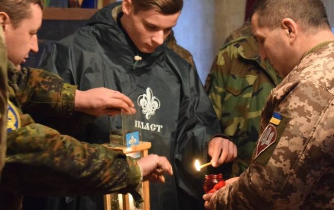 Украинским воинам в зону АТО доставили Вифлеемский Огонь (видео)