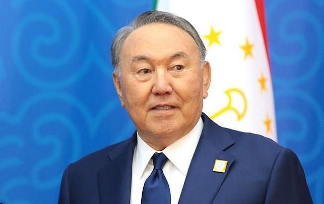 Protests in Kazakhstan 2022 – demolish monument to Nazarbayev