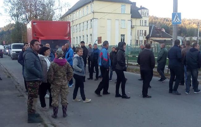 Жители Львовской области перекрыли трассу Львов - Сходница