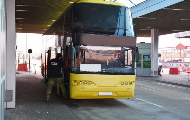 Польща на кордоні розвернула автобус з українцями. Пасажир заявив про COVID