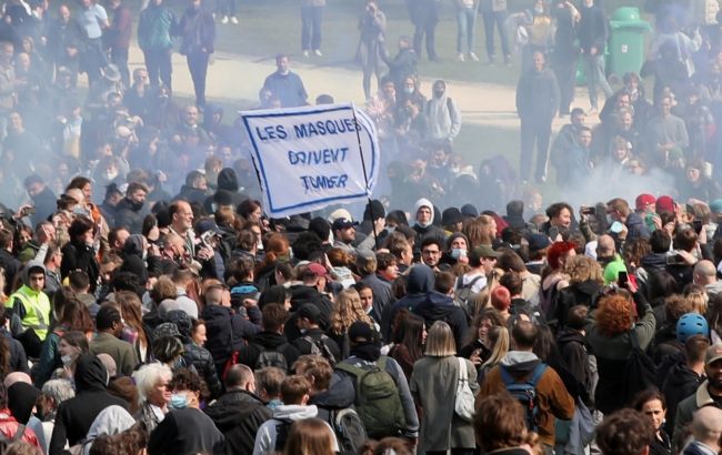 У Брюсселі водометами та газом розігнали вечірку проти локдауну