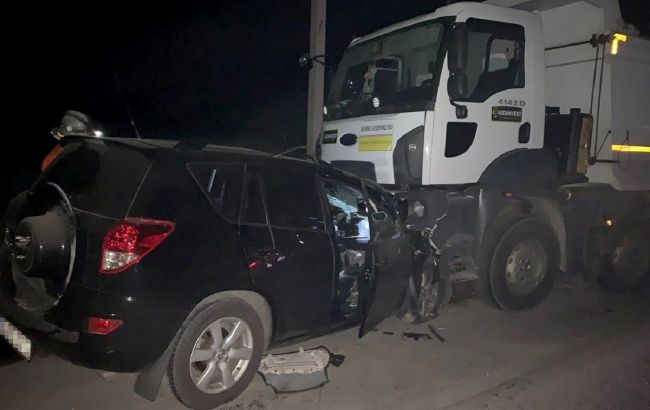 В Днепропетровской области в результате столкновения с грузовиком погибли четыре человека