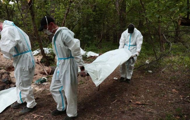 Вбили пострілами в голову. Під Бучей знайшли ще сім тіл закатованих мирних жителів