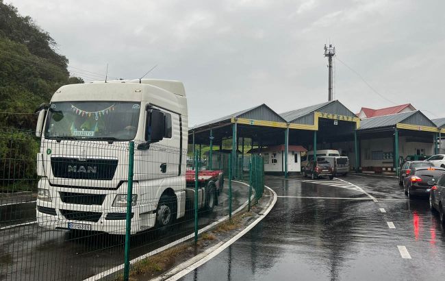 Черги зменшаться. На кордоні з Польщею для порожніх вантажівок відкрили ще один пункт