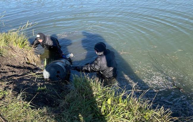 В Київській області з водойми витягли бойову частину ворожої ракети (фото)