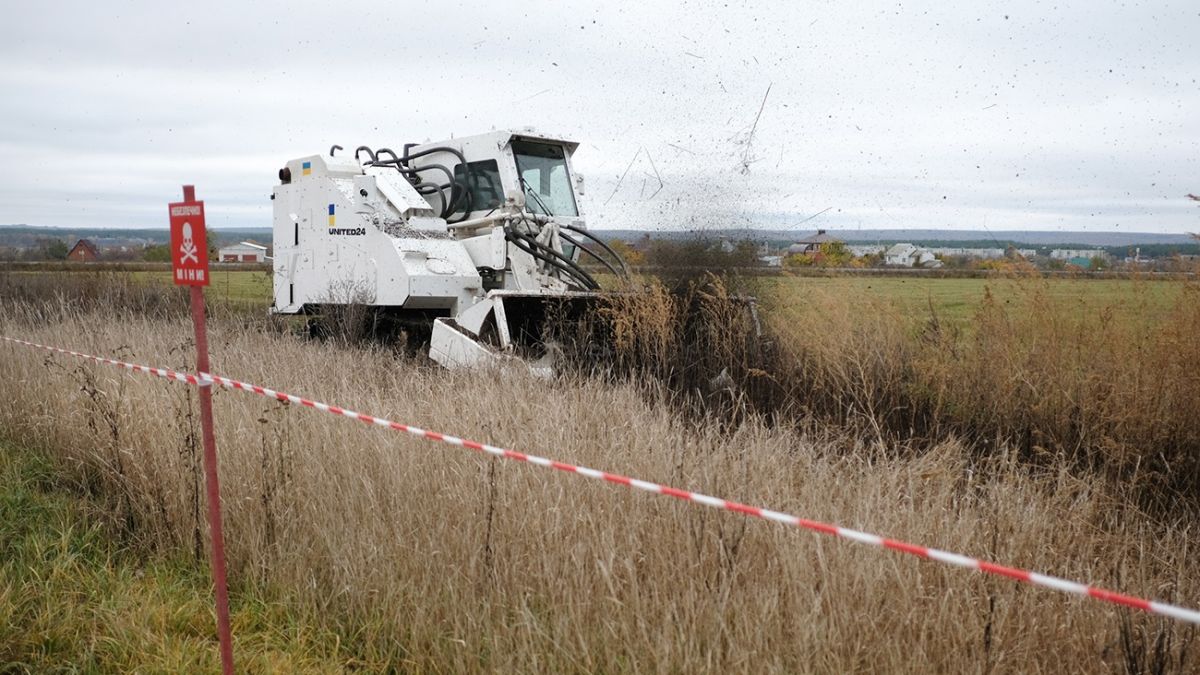 Armtrac 400 получила Украину для разминирования территорий - как она  выглядит | РБК Украина