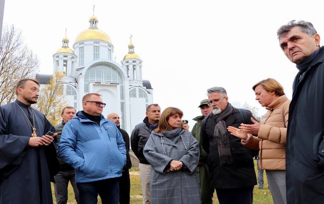 Президент Греції відвідала постраждалі від росіян райони Київської області