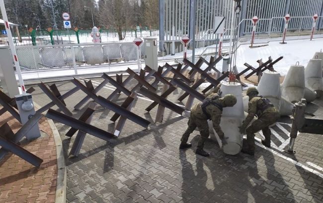 Польша начала укреплять границу с Беларусью противотанковыми ежами (фото)