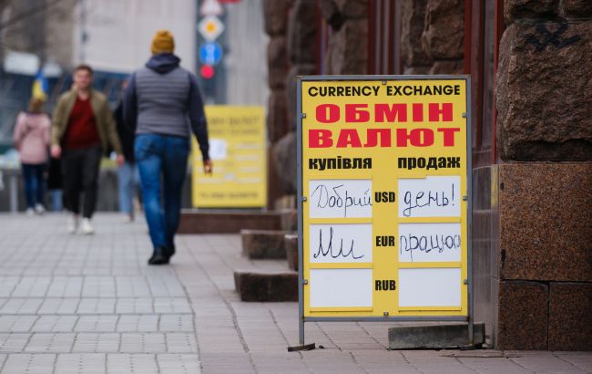 Долар дешевшає на початку тижня: актуальні курси валют на 3 квітня