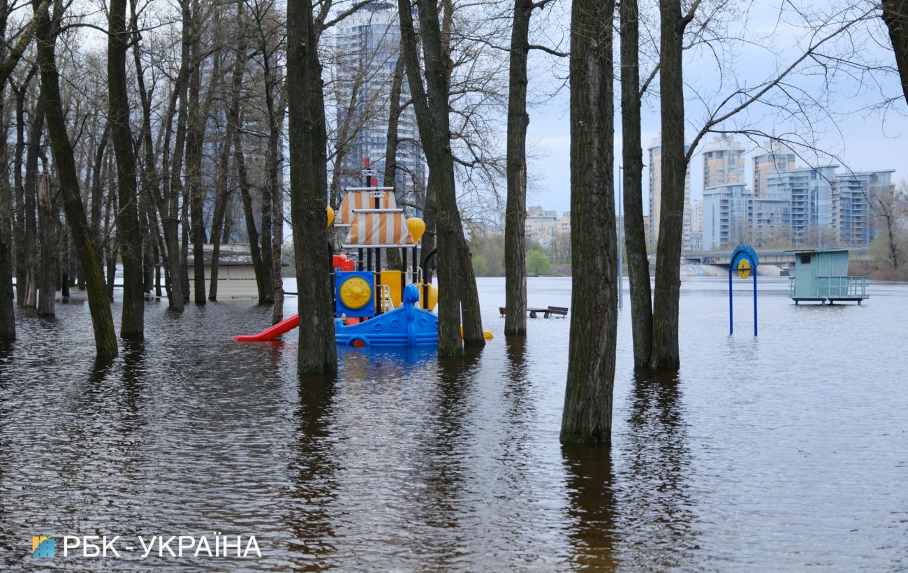 Вода отступает. В Киеве паводок идет на убыль, но есть значительные  подтопления. Читайте на UKR.NET