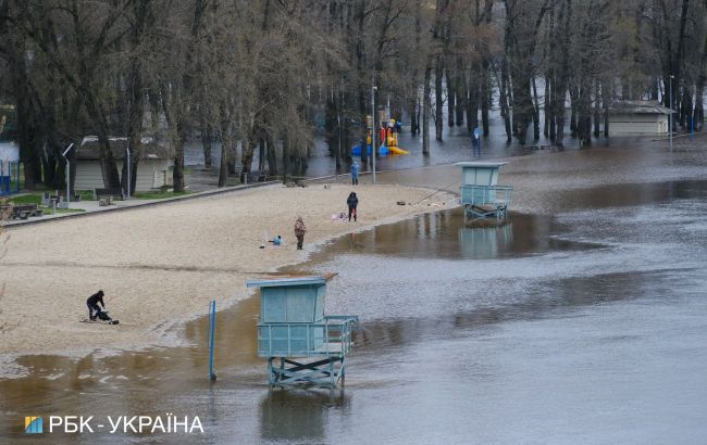 Повені не буде. У Києві падає рівень води у Дніпрі