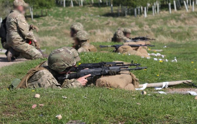 В Британии украинские защитники учатся вести огонь во время наступления и обороны