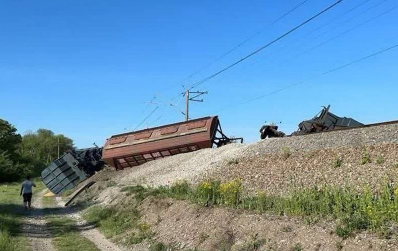 Поезд пришел в симферополь. Железная дорога Симферополь. Поезд с зерном. Сход поезда сегодня.