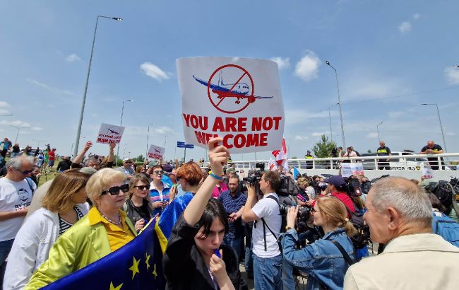 У Грузії сів перший за 4 роки літак РФ. У Тбілісі протести (відео)